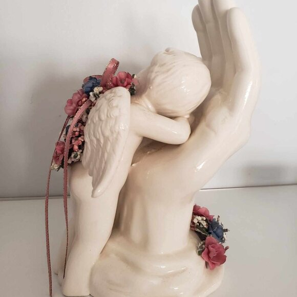 Vintage cherub resting on Jesus' hand - Picture 5 of 11